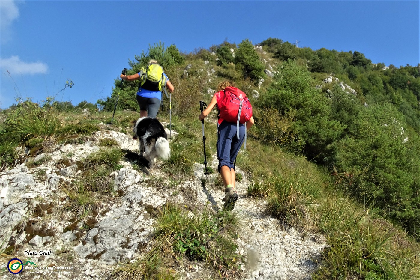 29 Croce di vetta in vista...sotto a chi tocca !.JPG